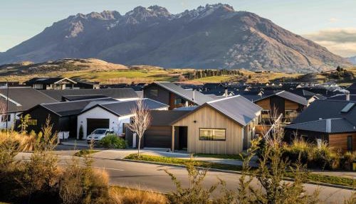 3 mins to Remarkable resort