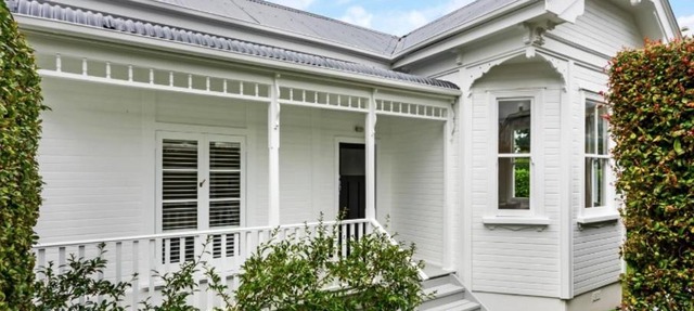 30 Seconds to Eden Park, Hot Tub, Sleeps 6