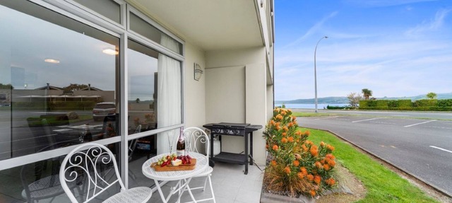 300 Lake Terrace