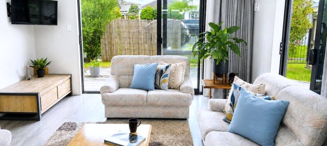 3BR Home Parking Sleeps 6 Near Transport