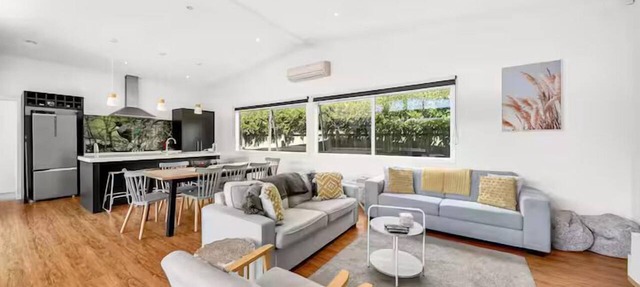 4 bedroom house with Spa short walk to the square