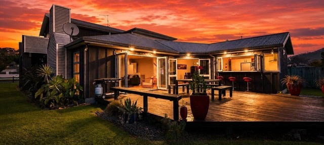 5BR-Sleeps 12, 50m to Lake Near CBD & Attractions