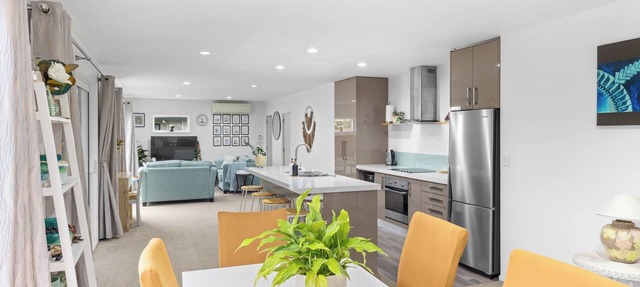 6 Bedrooms with 6 Ensuite Bathrooms Modern House