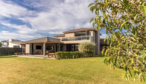 6BR Relax at Lake Hood Luxury Canal Home with Jetty