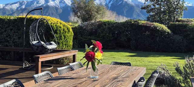 8 bedrooms, 6 bathrooms, Sleeps 19: Sauna, 2 Hot Tubs, Stunning Mountain Views,