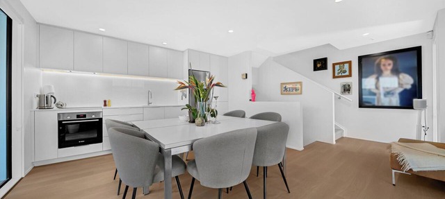 A light-filled Ponsonby townhouse. Open-plan living opens to a sheltered balcony, with a restful queen bedroom and a separate TV lounge to retreat to. Step outside and you're spoilt for choice: Ponsonby Road's cafés, shops and restaurants.