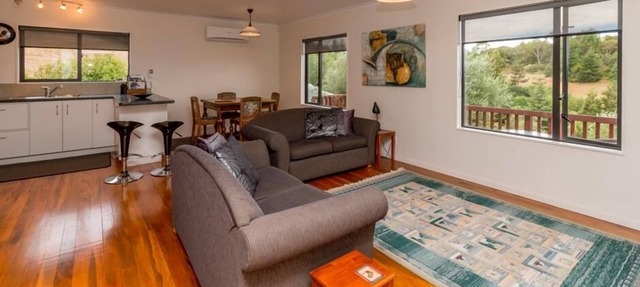A Touch of Country Close To Town -LangTree Cottage