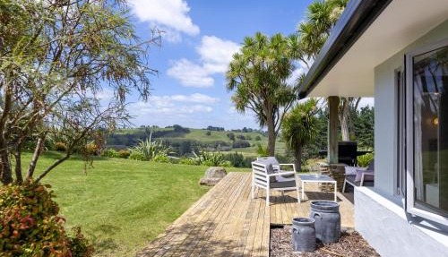 Above the River Karapiro Bed & Breakfast
