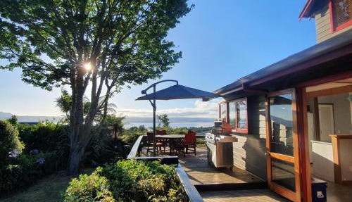 Acacia Bay Retreat - Charming 3BR Retreat With Fireplace and Views