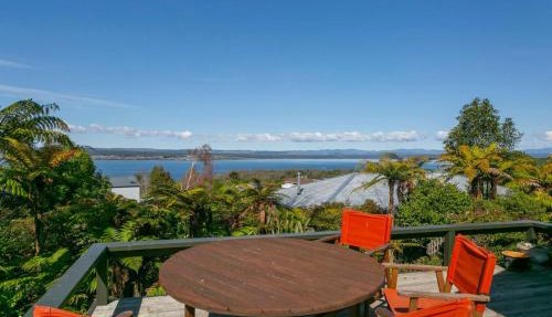 Acacia Bay Retreat - Charming 3BR Retreat With Fireplace and Views