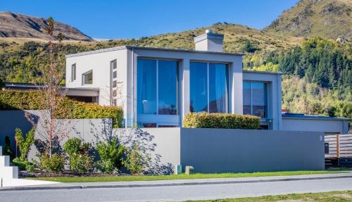 Affordable Arrowtown - Perfect for 1-3 with 2nd or 3rd person in adjacent single bedroom sharing bathroom