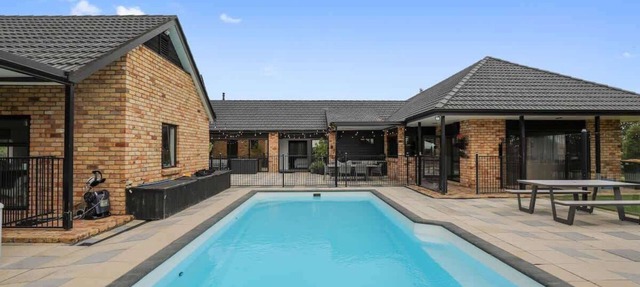 Airport Oasis - Pool, Spa, Games, Sleeps 11