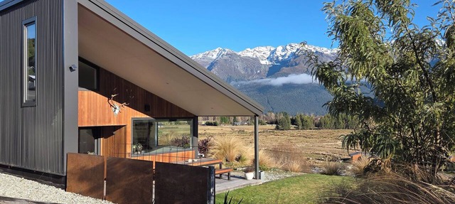 Alpine Home Escape | Hot Tub & Mountain Views | Glenorchy
