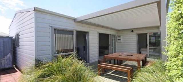 Amazing Modern Open Plan Bach walk to beach or town Sleeps 8 - large sunny deck