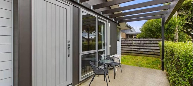 An elegant 2-bedroom house in Hamilton central.