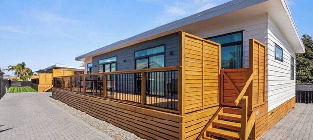 Another on Leo! | Prime Location, 400m to Beach