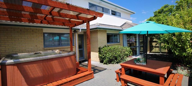 AristaAir- Central City Townhouse