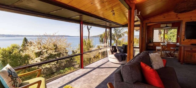 Aroha - Lake Views, Spa Pool & Annexe, Sleeps 12