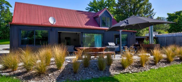Arrowtown Red Cottage with Spa