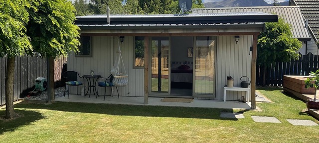 Arrowtown: Self-contained sleep-out at rear of private section.