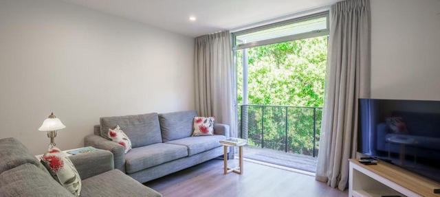 Auckland City Escape Modern Home with Spa Pool
