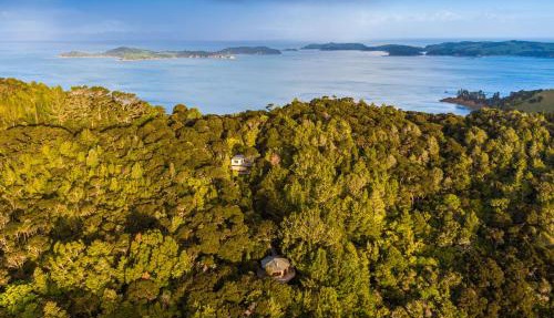 AWAY Treehouse & Forest SPA
