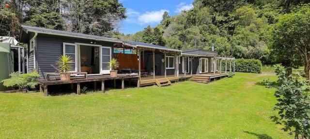 Back of Beyond - Lake Rotoehu, Kayaks, Sleeps 6