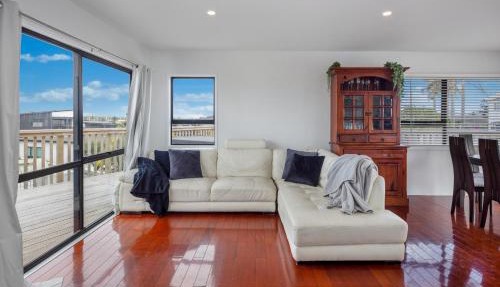 Beach escape! Hot tub, games room, pet friendly