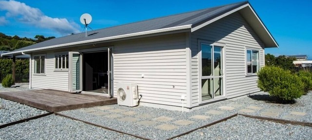 Beach & Glow Worm Getaway - 2 minutes walk to beach and glow worms