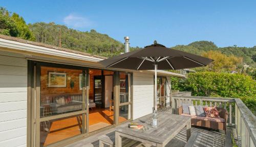 Beach Lovers Bach - Hahei Holiday Home