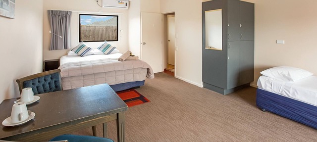 Beachcomber Lodge & Backpacker