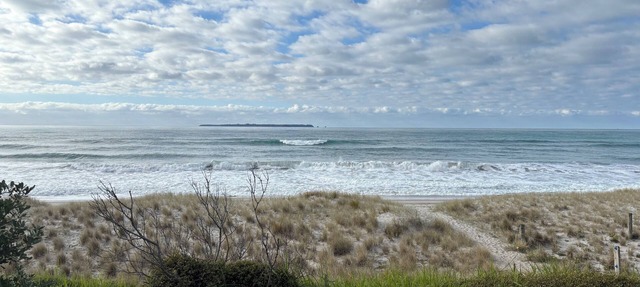 Beachfront: 30 seconds to the sand from our laid back, quintessential Kiwi bach.