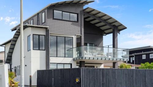 Beachfront Paradise - Papamoa Beach Holiday Home