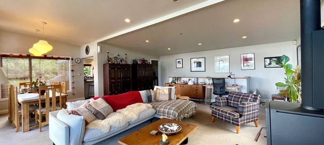 Beautiful Titirangi Bush & Sea View Santuary with large entertainers deck.