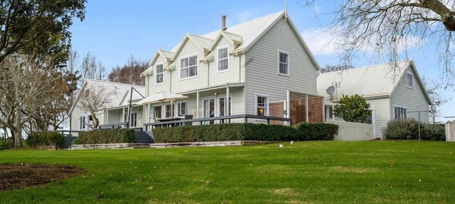 Bergenhus Oasis | Trampoline, Playhouse & BBQ