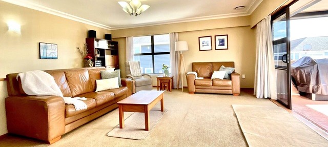 Big Beachside Bach/1 min to Sand & Sea/Sleeps 10
