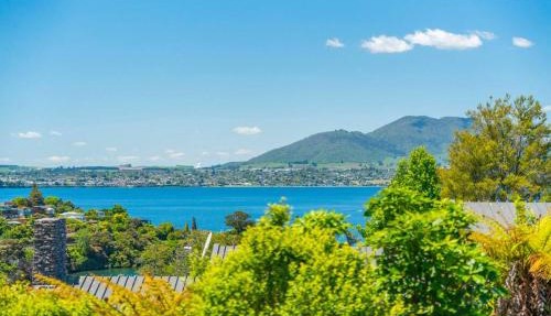 Bird Songs and lake views with wifi