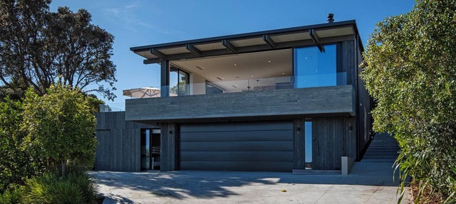 Black House Red Roof - Langs Beach Holiday Home