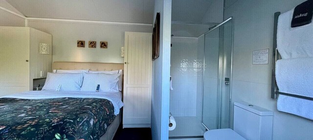 Blackbird Cottage-Country Comfort, Birdsong & Pigs