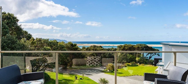 Bliss on Breve - Large, spacious and comfortable home with views of the ocean and estuary