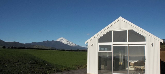 Brand new private cottage. Only 5-min walk to beach