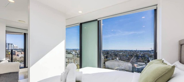 Bright Studio with Balcony & City Views on Union St