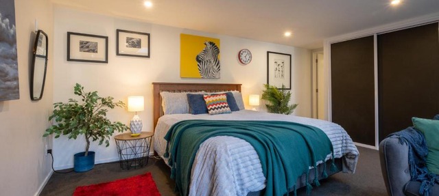 Bright & Stylish Retreat Close to CBD and Free Parking