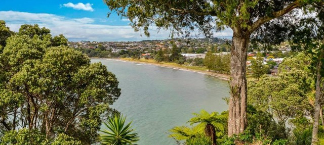 Browns Bay Beach Apartment with Sea Views