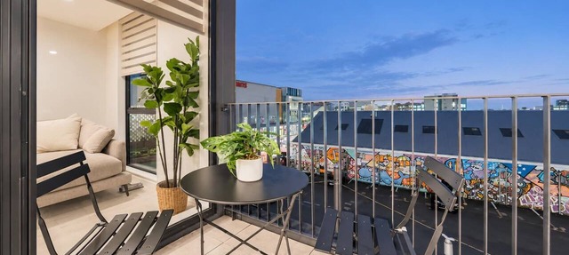 CBD City Base | 2BR | Balcony + Full Kitchen