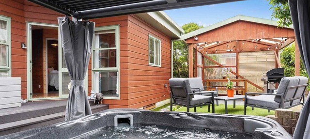 Cedar View - Spa Pool, Near Skyline, Sleeps 4