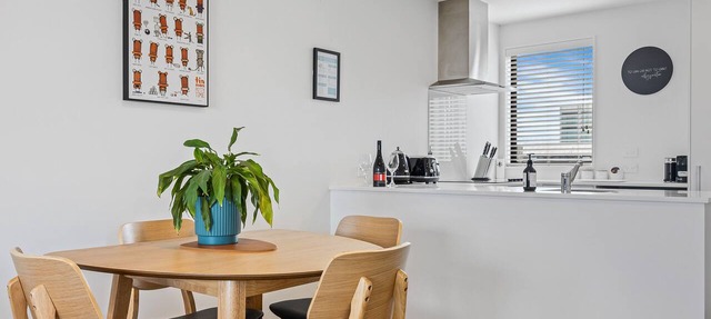 Central Christchurch 2 Bedroom Apartment – Balcony & Parking