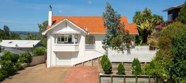- Central & Stylish 3 Bedroom Tauranga Home -