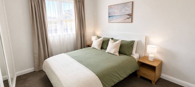 Central Takapuna Gem – Walk to Beach & Cafés