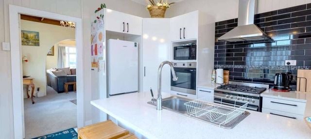 Central Villa - Character Home, Walk to CBD